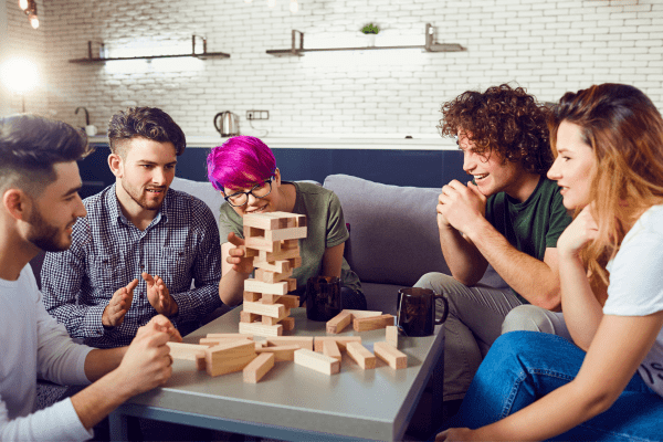 grupo de amigos jugando jenga